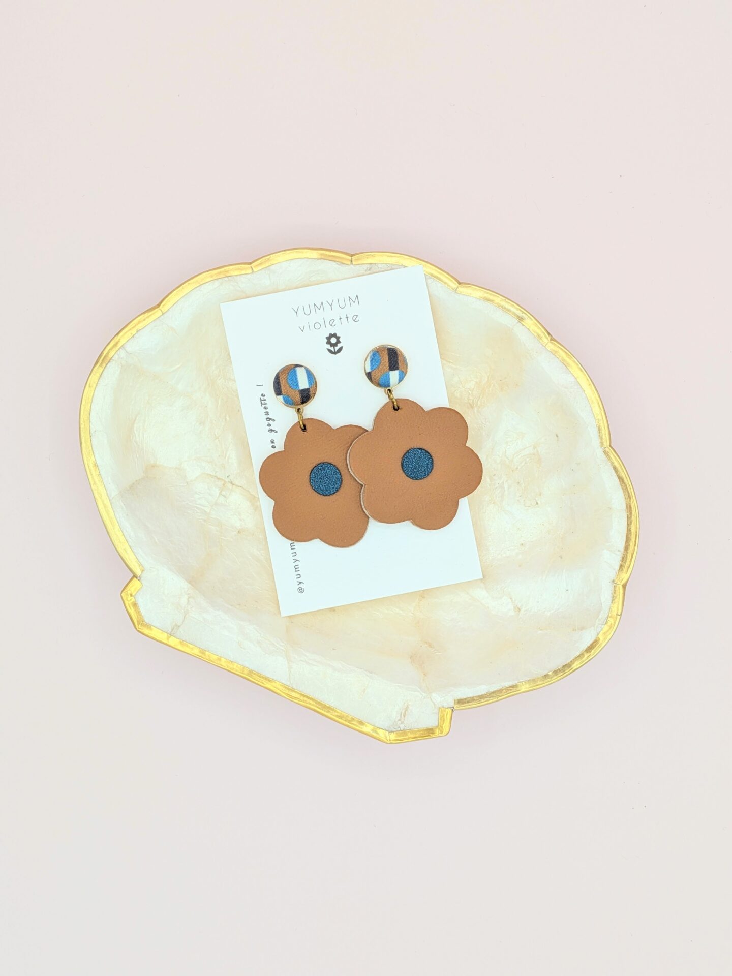 Boucles d’oreilles MARGUERITE en cuir et tissus – Image 2