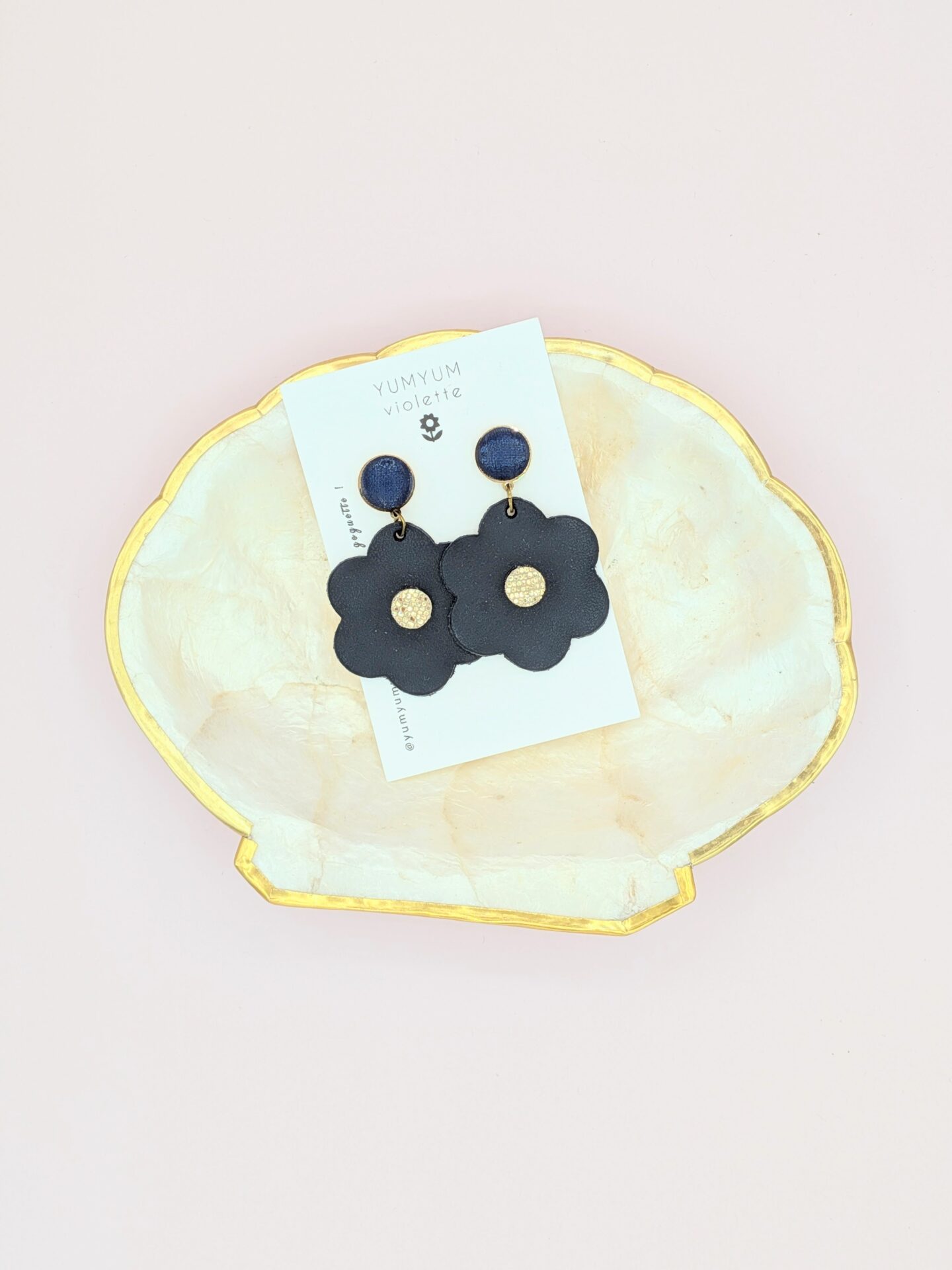 Boucles d’oreilles MARGUERITE en cuir et tissus – Image 2